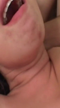 Nena morena disfruta del sexo duro y orgasmos intensos