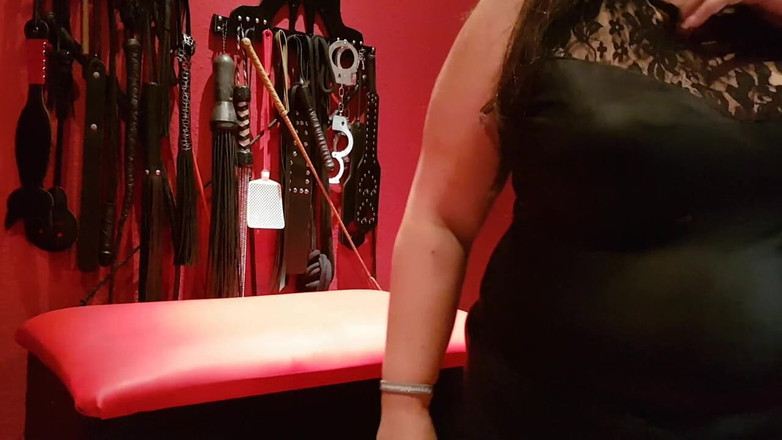 DOMINATRIX6: MILF dominan berambut coklat menghukum hamba submisifnya dengan pukulan dan...