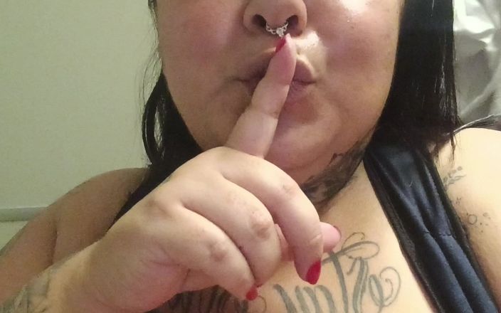 Mary Jhuana: Cachonda grandota en el baño del gimnasio