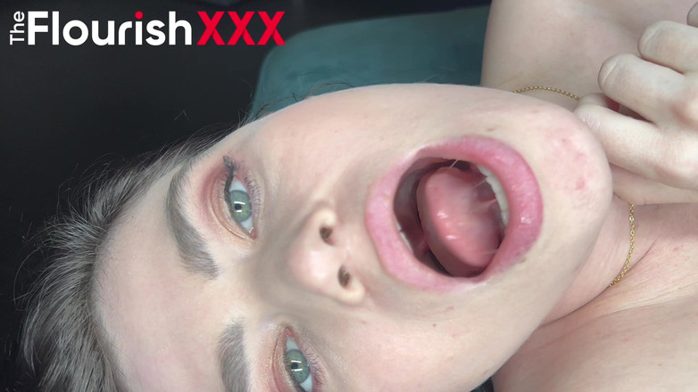 The Flourish XXX: Pornostar brunette 2 assolo: gioco con la lingua e gioco con...