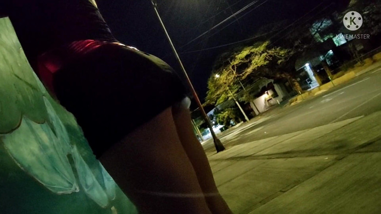 Traviezisha: Banci Crossdresser Berjalan Di Luar Dengan Alat Penggetar Di Dalam...