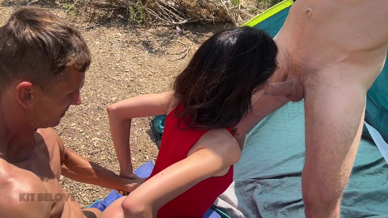 Kit Belove Straight: 해변에서 여친을 따먹는 두 남자