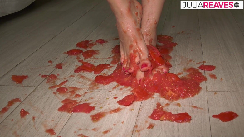 Kinky Bitches: She makes tomato juice naked and gets horny while doing...