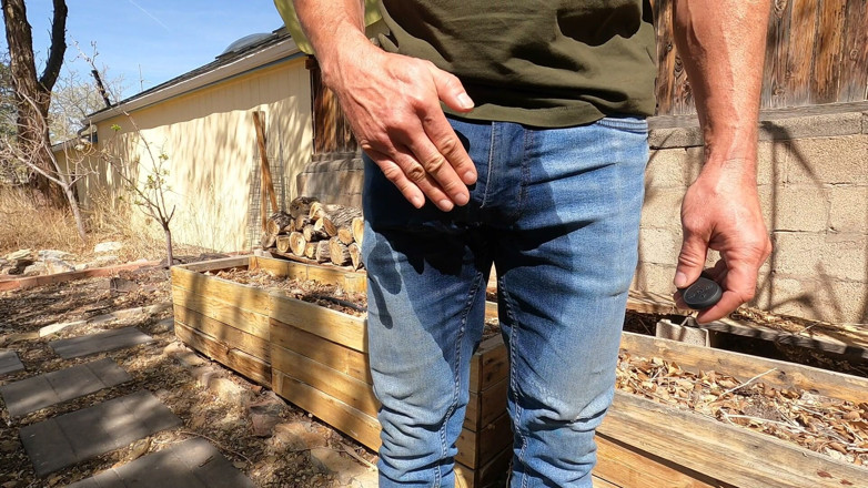 Lapetus: Membasahi seluar jeans saya dan mengusik zakar saya dengan alat...