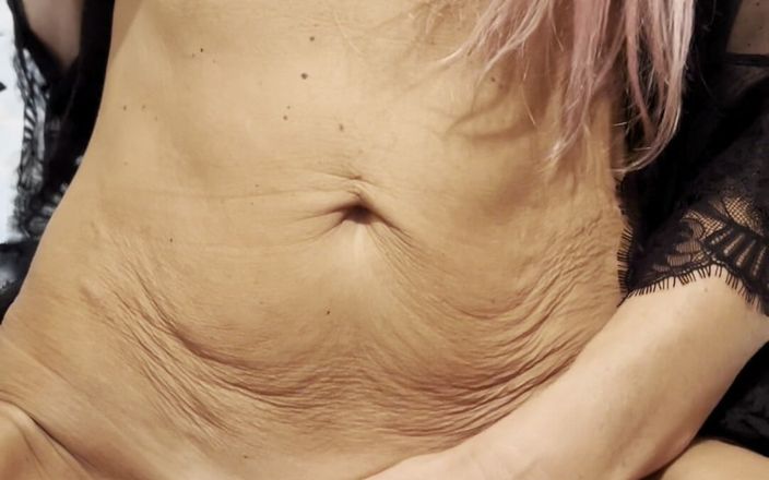 Nofaceblonde: Mamãe gostosa se masturba sozinha no quarto e recebe um...