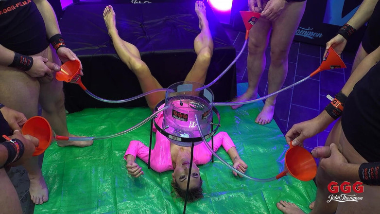 GGG John Thompson: GGG Devot John Thompson - Katerina Berg prende piscio su tutto...