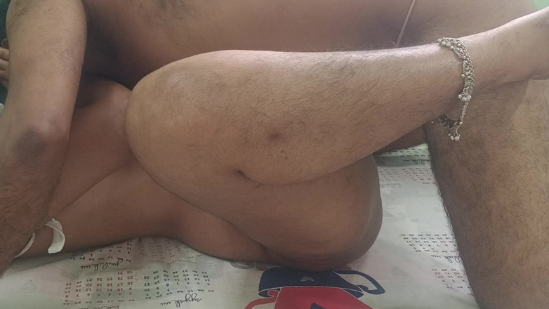 Inba: शादीशुदा जोड़े बिस्तर में मशीनी चुदाई का मजा ले रहे हैं