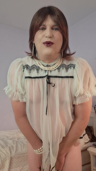 Victoria Lecherri: Old Fashioned Romantic Trannywife
