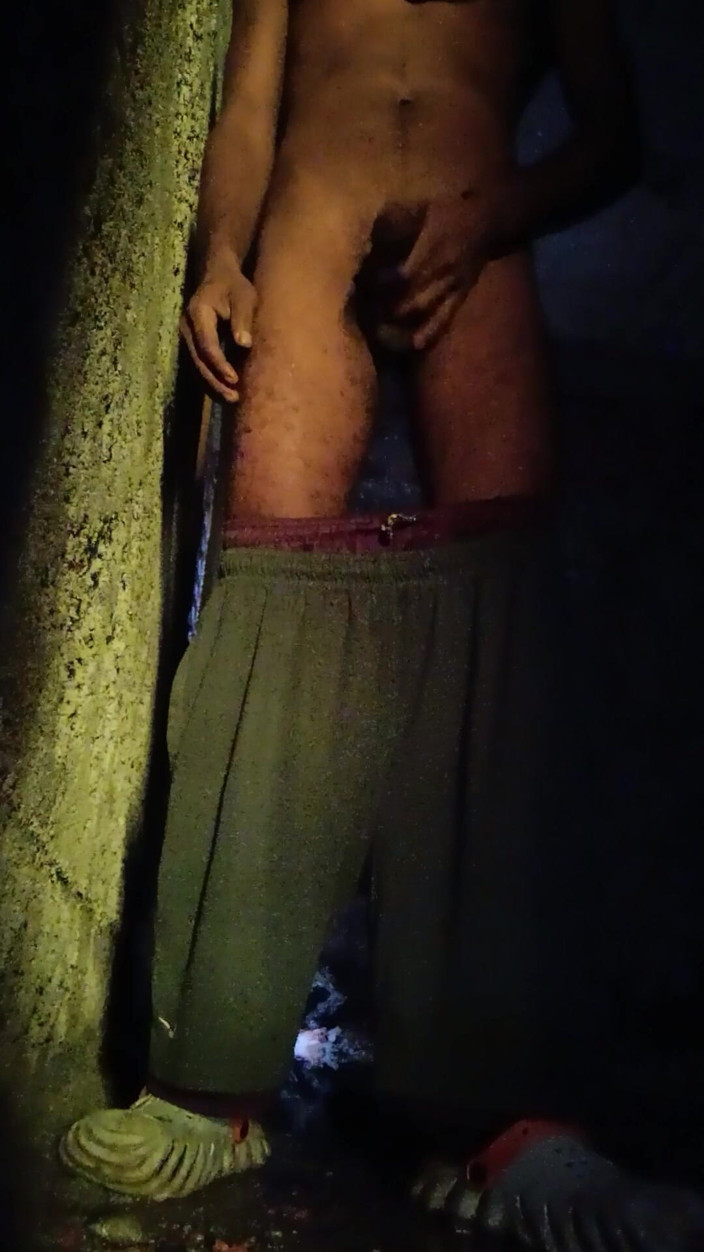 Bengali Bull: Um jovem garoto indiano mestre. em um prédio em construção.