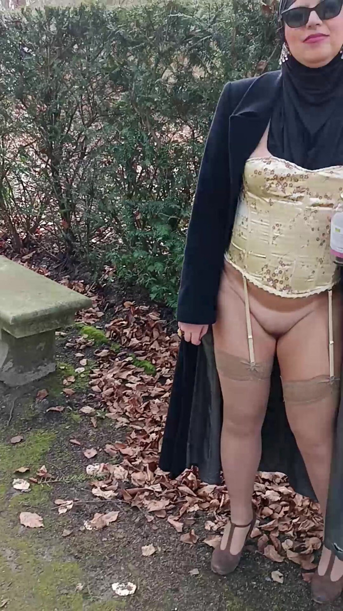 Mike Vonberg: Moje muslimská přítelkyně ukazuje svou kundičku venku v parku.