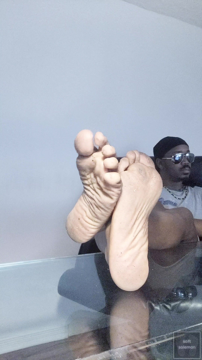 Soft Soleman: 私があなたを無視している間、私の汚い足を見てください (2025)