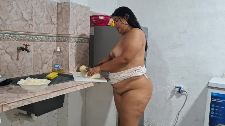 SugarPose: BBW Latina Pandora Strips and Shows off an Outfit