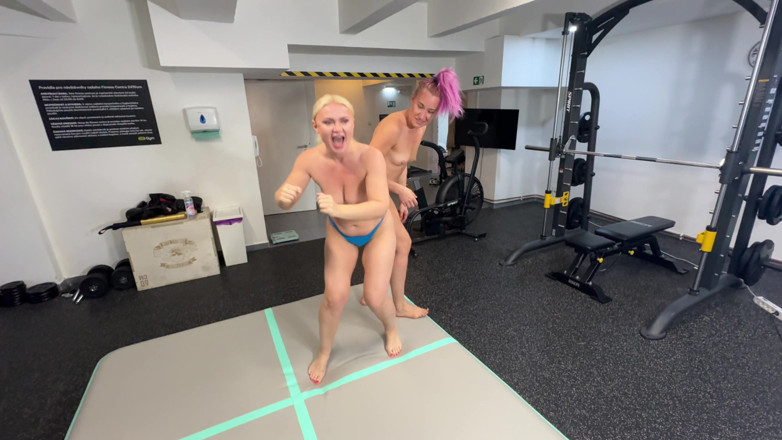 DINA LIGHT: Reet hobbel
