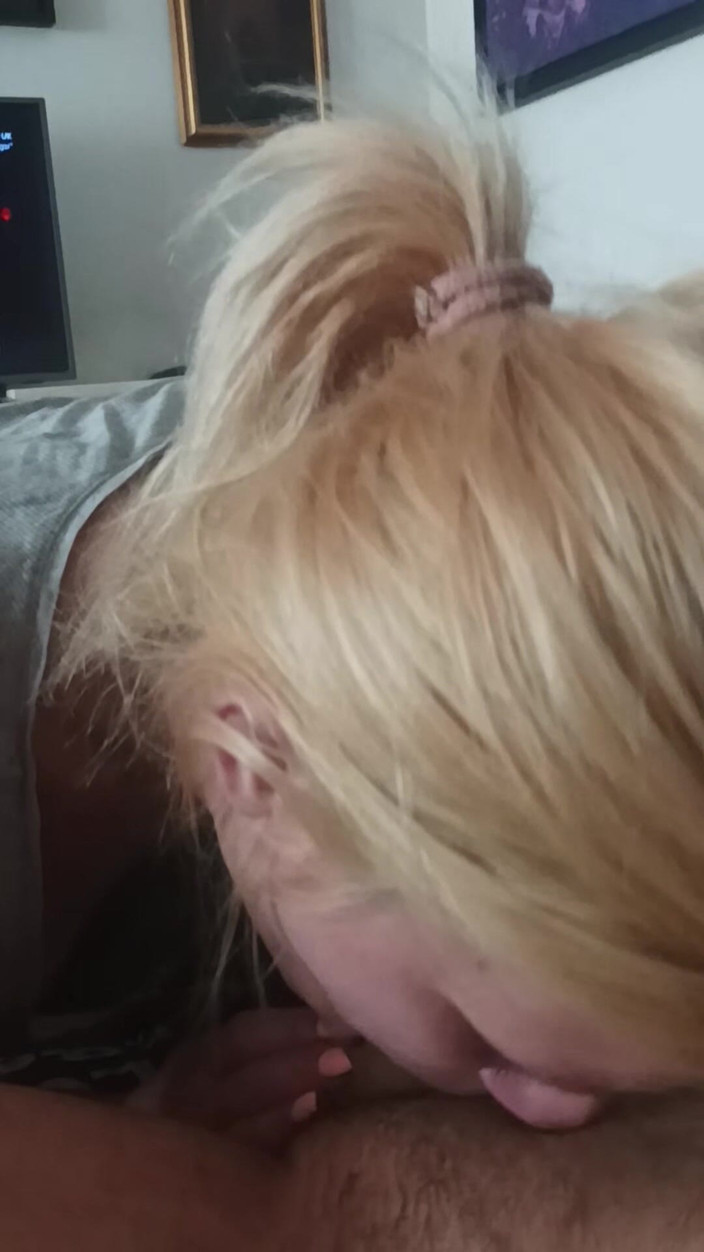 vuana: Жена сосет большой член и глубоко заглативается, делает минет в любительском видео