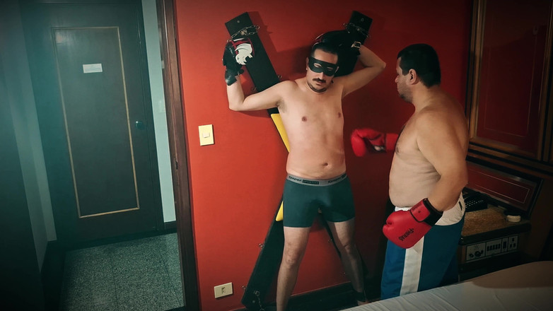 Combat and fetish: Dominación X: boxeo de oso vs
