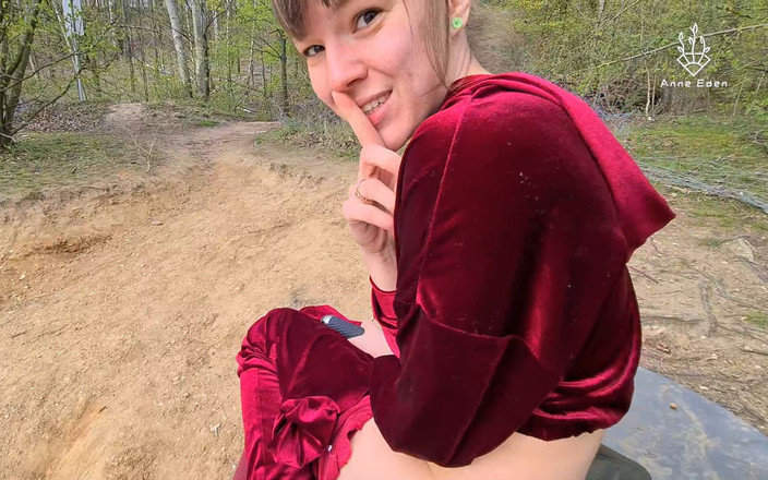 Anne Eden: पहली बार खिलौने के साथ बाहर फुहार !!