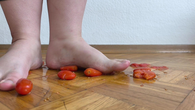 Your QueenXoXo: Huge Legs Vs. Cherry Tomatoes