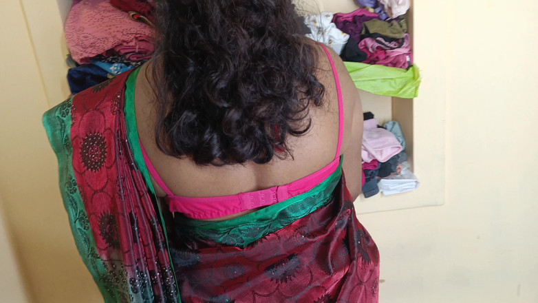 Inba: Red Saree donne carine