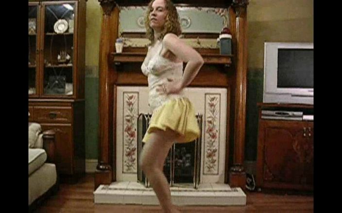 Horny vixen: Haleys mini etekli ve külotlu çoraplı striptiz dansı