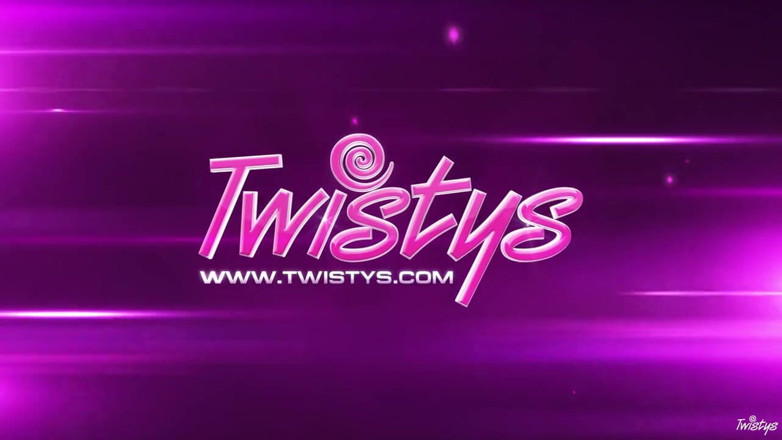 Twistys: Twistys - Sophia Knight สาวผมบลอนด์สนุกกับเซสชั่นช่วยตัวเองประหลาดในบ้านโดยใช้เซ็กส์ทอยของเธอ