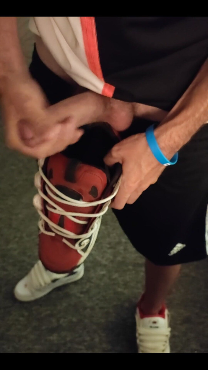 Sneakersmax98: 운동화에 순결과 정액을 벗다