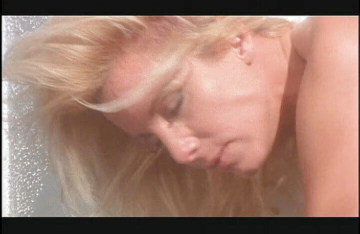 Cryptostudios: Богатая блондинка жена соблазнила молодого домохозяя с большим членом.