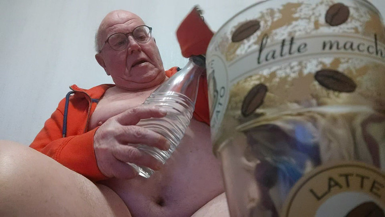 Karlchengeil: マッサージ器具を再びつまみ、精子を飲む