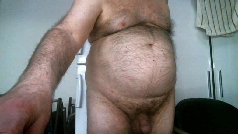 Coach Karl dude lodge: L’entraîneur Karl Belly se caresse les tétons