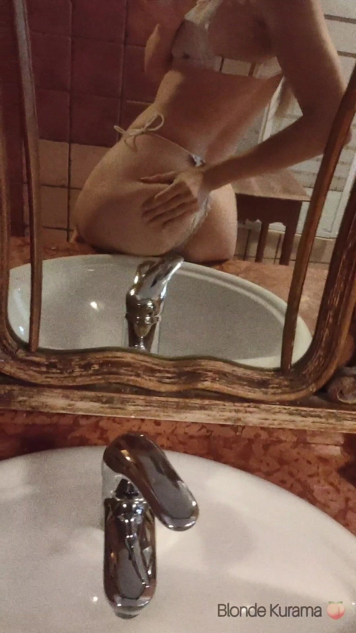 Blonde Kurama: Mirror Vid - Sexy Teen Playing