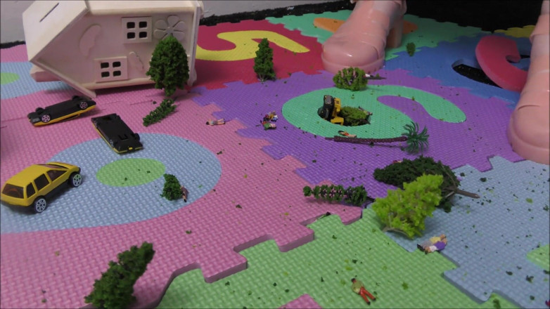 Mxtress Valleycat: Une géante détruit une petite ville
