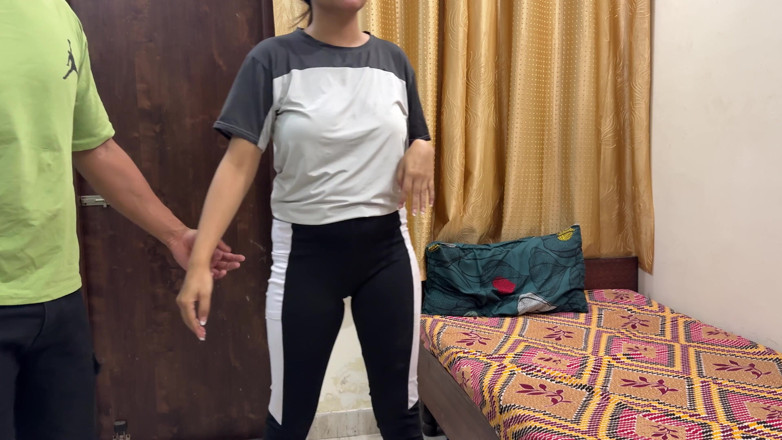 Hornycouple149: Sorellastra è arrivata in ritardo per la palestra. A disposizione solo...