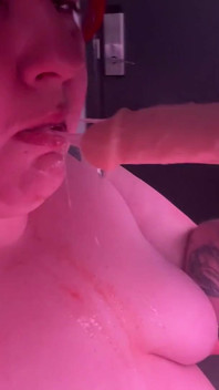 Awek montel yang kucap tersedak pada dildo