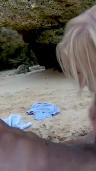 Blond Baddie knullad av BBC Bull på Benidorm Beach