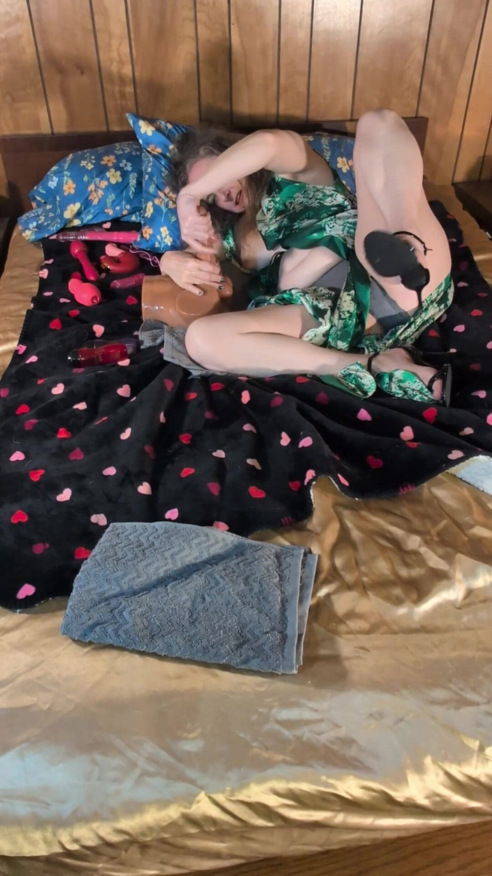 Elaras Pan: Playing with Her New Sex Toy and I Cum in...