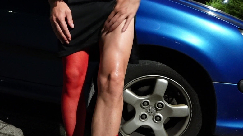 Loreley add: Ik pist op mijn geile rode netkousen