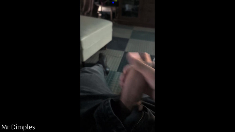 Mr Dimples: 我不得不偷偷溜到另一个房间才能撸管！