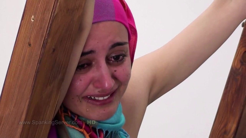 Spanking Server: Yasmeena punisce la frusta senza preservativo