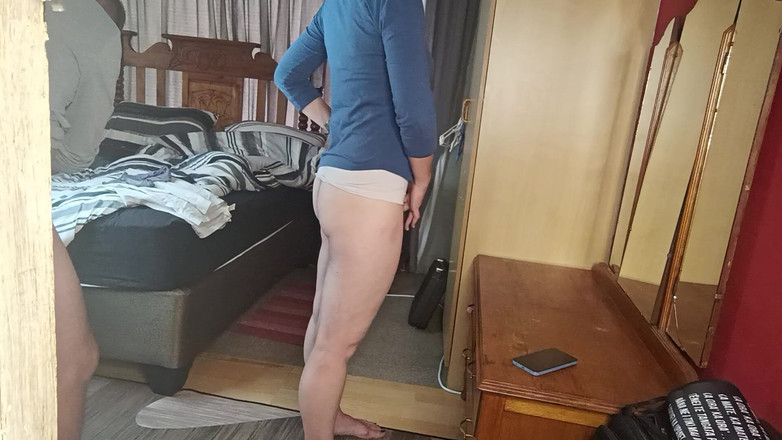 PixieMay007: Elle se fait baiser par derrière pendant la pause-déjeuner et...