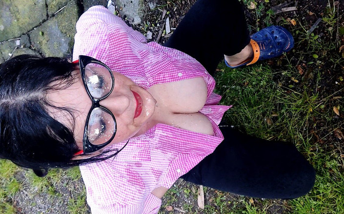 Toilet Mommy: Cewek rambut cokelat dientot habis-habisan sambil kencing