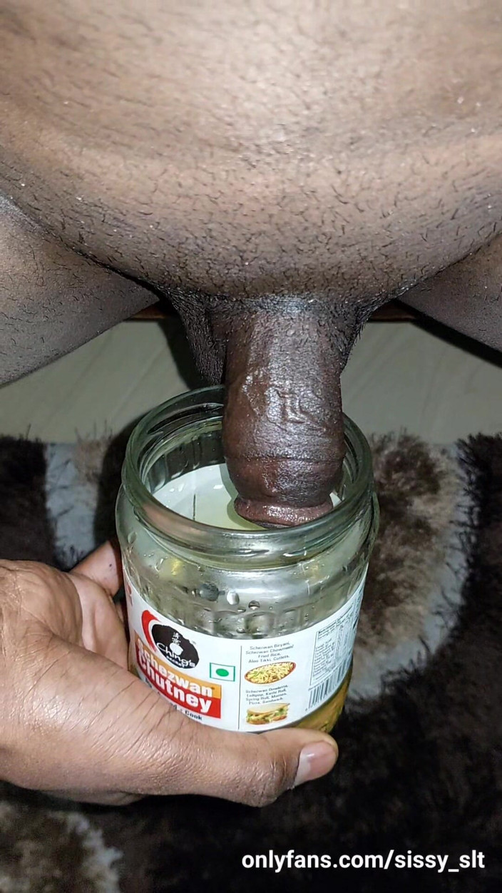 Sissy Bisexual: Mały penis sikać na butelkę ze szkła
