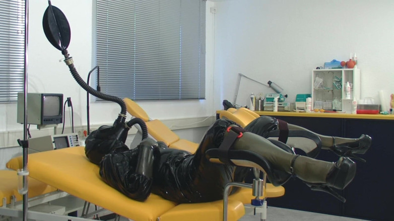 Rubber & Clinic Studio - 1ATOYS: Dziwaczna gumowa masturbacja z sikaczem