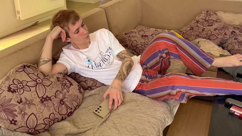 Sandro Jenner: Il giovane gay ha attirato un ragazzo carino nella stanza...