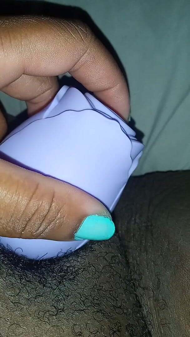 Juicy body goddess: Vibrating my juicy clit