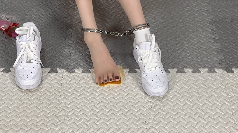 Yanmou: Si auto-bocca con della carne triturata, calzini e masturbazione bianchi