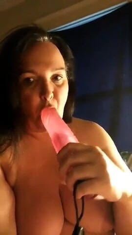 Red hot sexy queen: Гаряча мамка з великими цицьками смокче ділдо, ніби це твій член