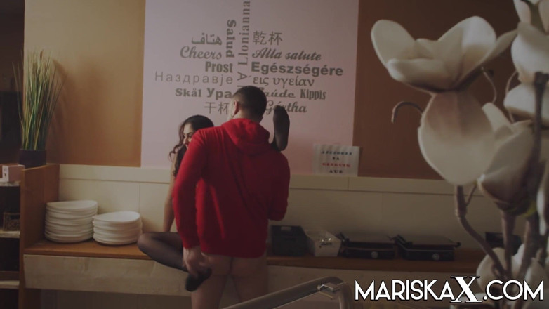Mariska x: MARISKAX - Special delivery for Indian MILF Sahara Knite