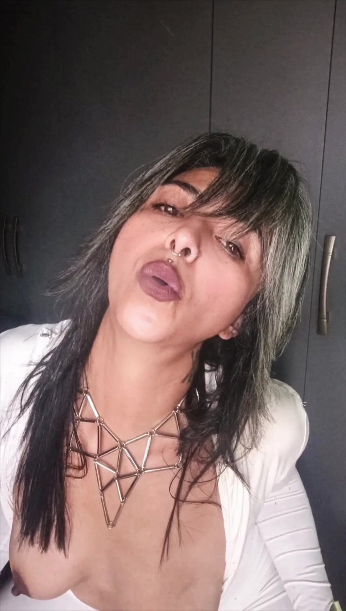 Casia Castro: Návod na kouření v krásném bílém obleku