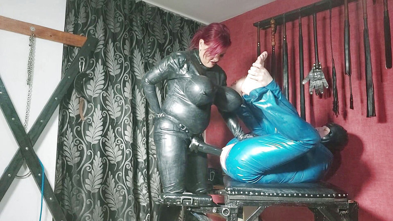 SassyTiff: Poprvé šukání s připínákem v latexu