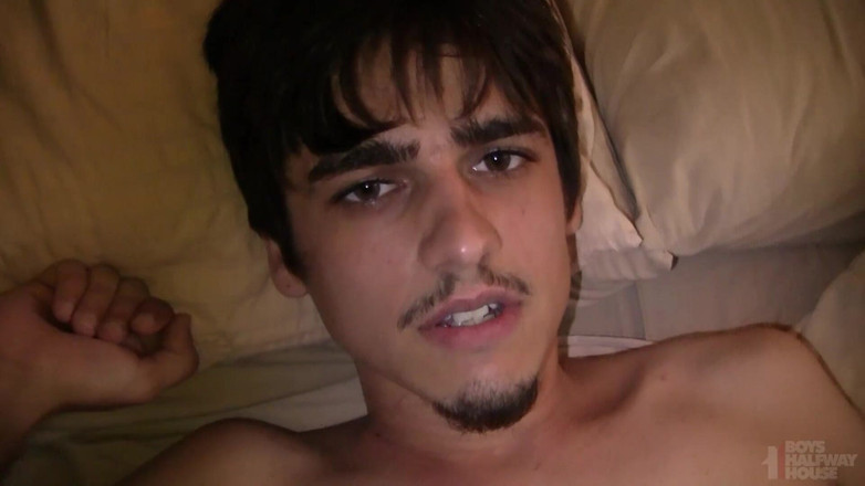 Boys half-way house: Nước thô trong nồi mật ong của anh ấy