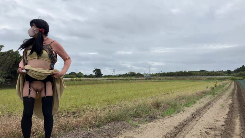 megu2002: 露出散歩は危険がいっぱい